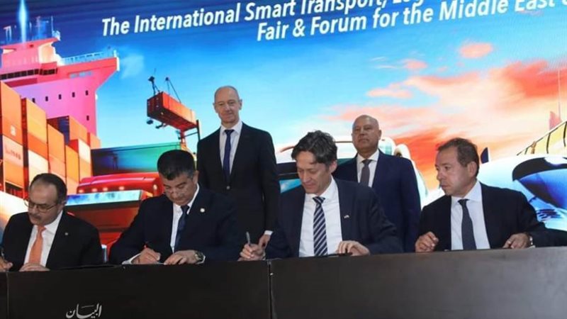 وزير النقل يشهد توقيع