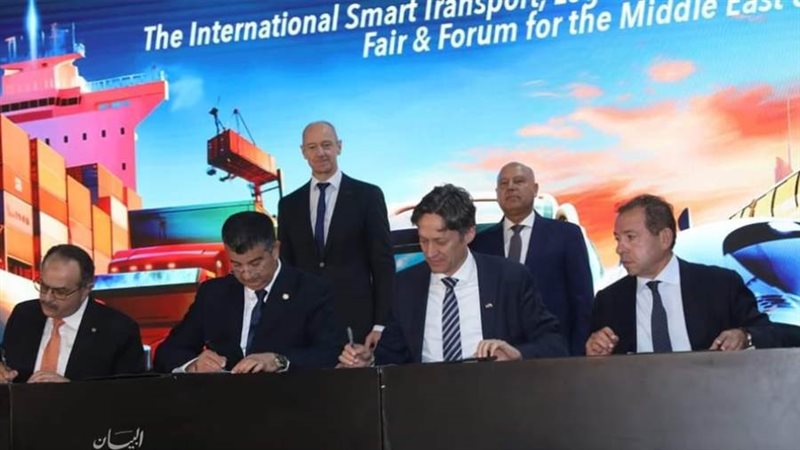 وزير النقل يشهد التوقيع