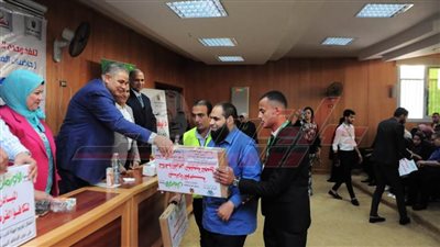 رئيس جامعة كفر الشيخ يشهد احتفالية حاضنات الفائقين لتكريم الطلاب المتفوقين دراسيًا