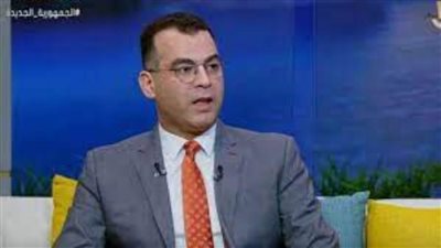 أستاذ قانون تجاري منتقدًا عمرو أديب: ينشر أخبارًا كاذبة عن الاقتصاد المصري