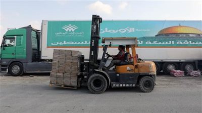 تجهيز دفعة جديدة من شاحنات المساعدات المقدمة من مصر لأهالي غزة