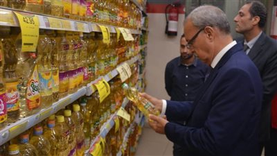 محافظ القليوبية يتابع الالتزام بتطبيق مبادرة خفض أسعار السلع الأساسية