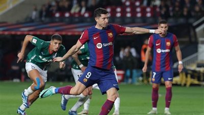 ثنائية ليفاندوفسكي تقود برشلونة لفوز صعب على ألافيس 2-1 بالدوري الإسباني