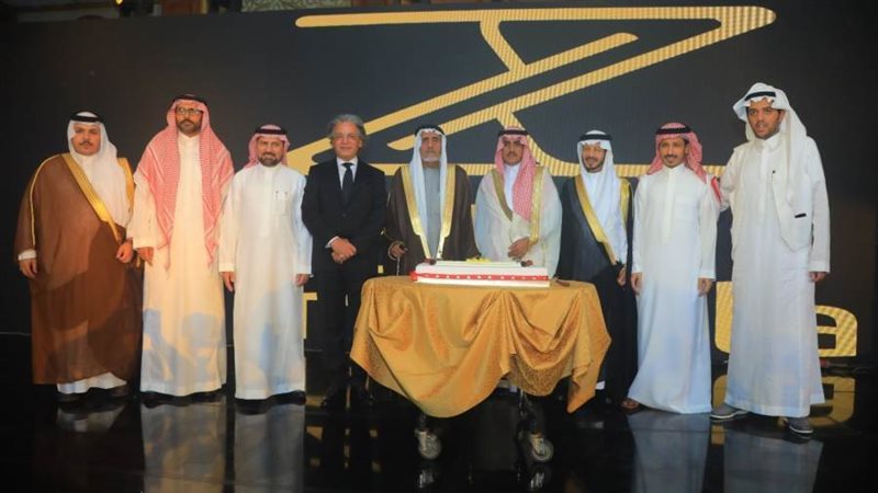 السفير السعودي يتوسط