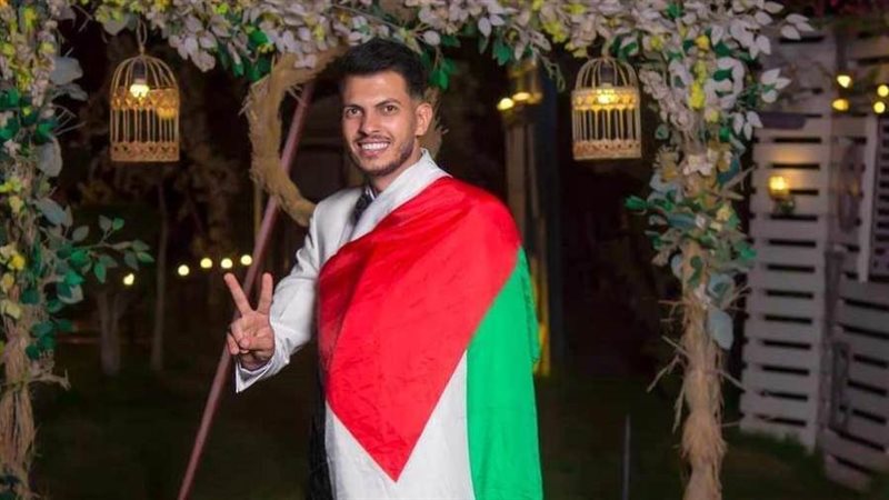 عريس يرتدي العلم