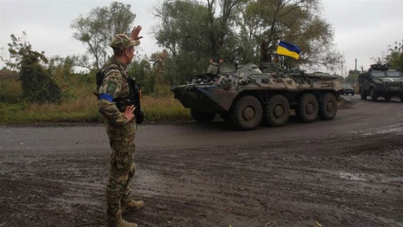 جندي أوكراني يلوح