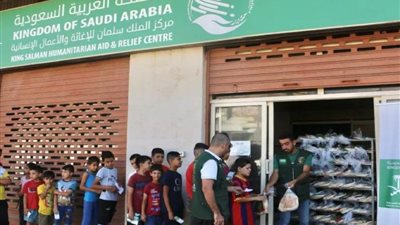 مركز الملك سلمان للإغاثة يوزع تمورًا وآلافًا من أربطة الخبز يوميًا للأسر اللاجئة في شمال لبنان