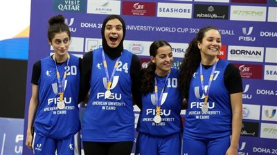 الجامعة الأمريكية بالقاهرة تحرز فضية كأس العالم للجامعات لكرة السلة 3X3 بقطر