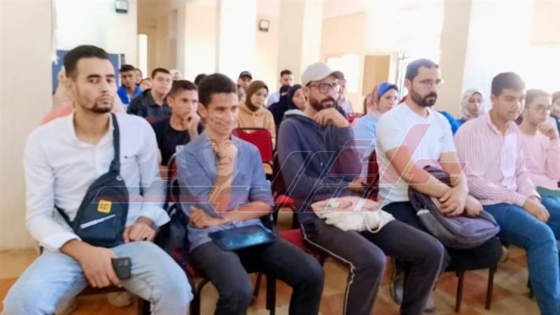 خلال الندوات