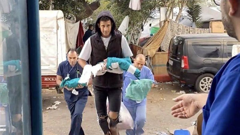 أطباء يحملون الأطباء