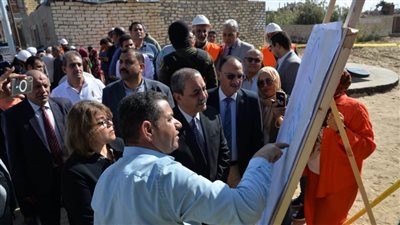محافظ الإسماعيلية يتفقد شبكة تجفيف لسحب المياه الجوفية والمياه السطحية بقرية الحجاز