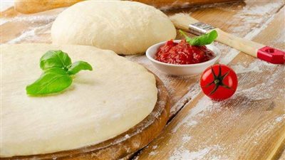 سهلة وعلى أد الإيد.. طريقة عمل البيتزا في 7 خطوات 