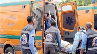 إصابة 13 شخصًا إثر انقلاب سيارة ميكروباص بالطريق الصحراوي بالبحيرة