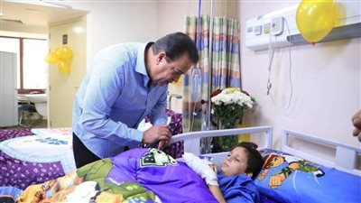 عاجل.. وزير الصحة يطمئن على الطفل الفلسطيني «عبدالله الكحيل» بمعهد ناصر
