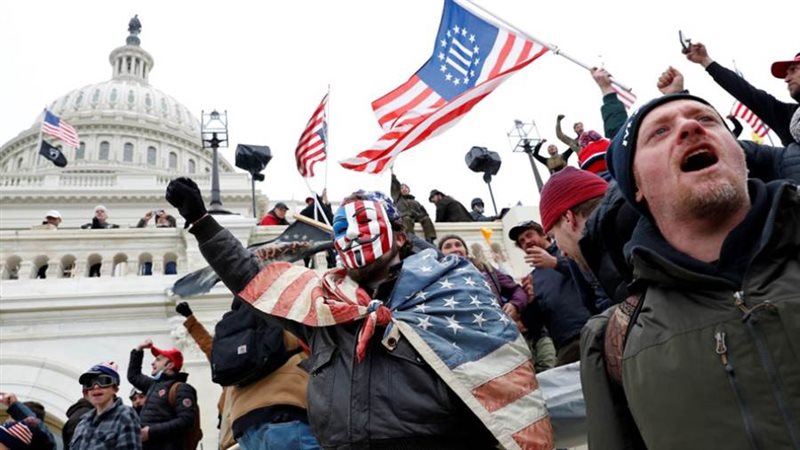 متظاهرين أمام الكابيتول