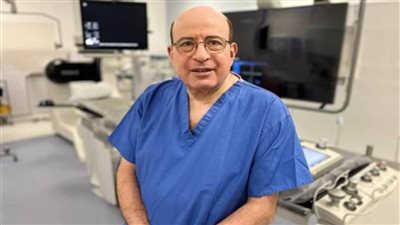 وزير الصحة يهنئ الدكتور 