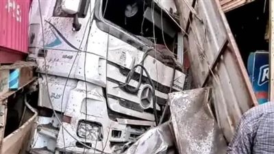 تفاصيل اصطدام سيارة نقل بـ4 محلات تجارية على طريق أجا بالدقهلية