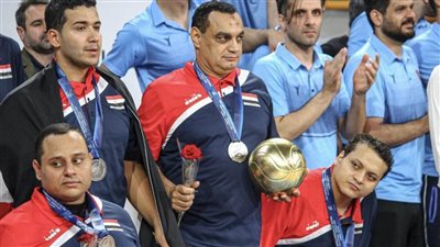 ابن بني سويف عبدالنبي حسن أفضل ليبرو في العالم للكرة الطائرة جلوس