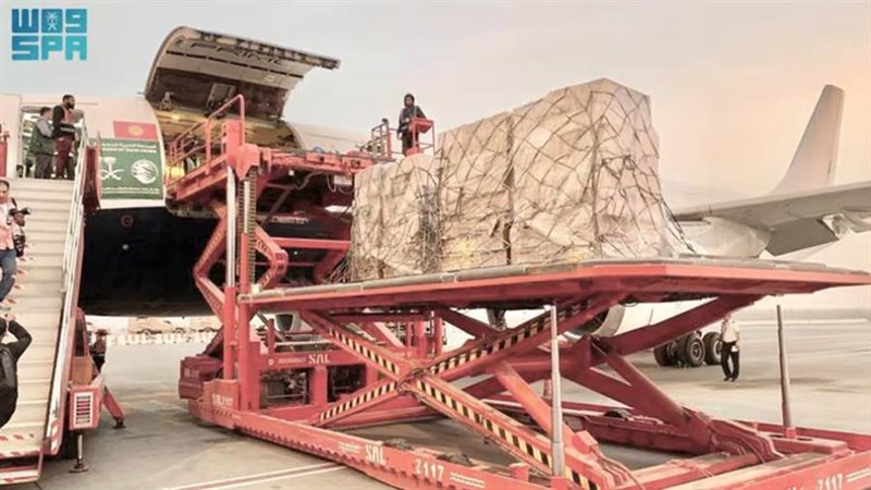 مغادرة الطائرة الإغاثية