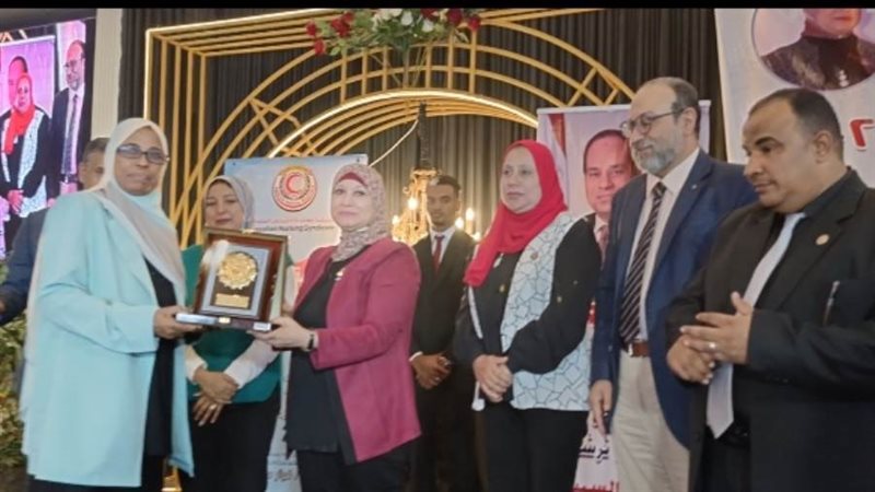 نقيبة التمريض خلال