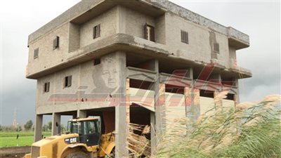 مصادرة معدات التشغيل ومواد البناء المخالف بكفر الشيخ