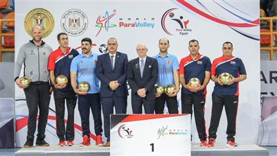 أشرف صبحي يكرم أصحاب فضية كأس العالم للكرة الطائرة البارالمبية