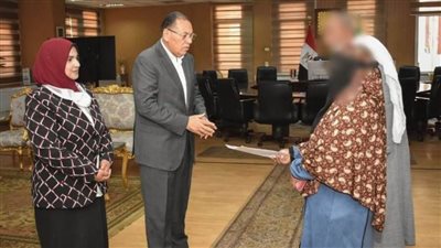 محافظ الشرقية يُسلم وحدة سكنية لسيدة من الأسر الأولى بالرعاية 