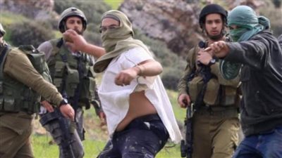 إصابة مواطنين وصحفيين أجانب في اعتداء لمستعمرين جنوب الخليل