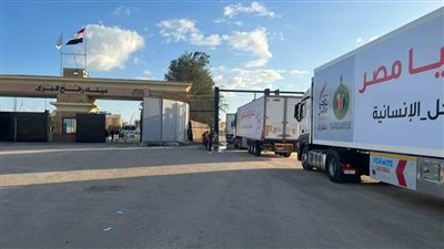 دخول 40 شاحنة مستلزمات طبية وأغذية ومياه وبطاطين وملابس من بيت الزكاة إلى غزة