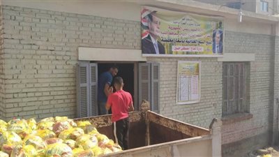 كراتين غذائية مدعمة في قوافل تموينية تجوب القرى والمراكز بالمنيا