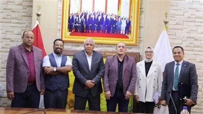 محافظ الوادي الجديد يلتقي وفدًا من المستثمرين الروس