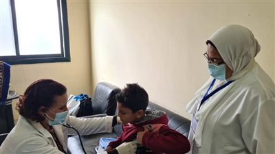 الكشف على ١٠٤٣ مواطنًا في قافلة طبية بقرية حراء بالبحيرة