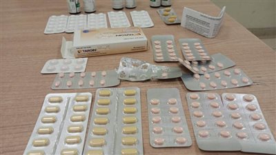 ضبط شخصين بحوزتهما أقراص مخدرة بميناء القاهرة الجوي 