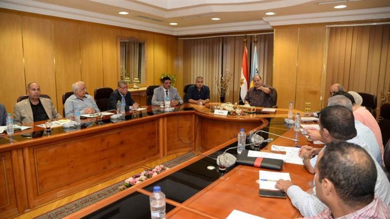 محافظ أسيوط يعقد