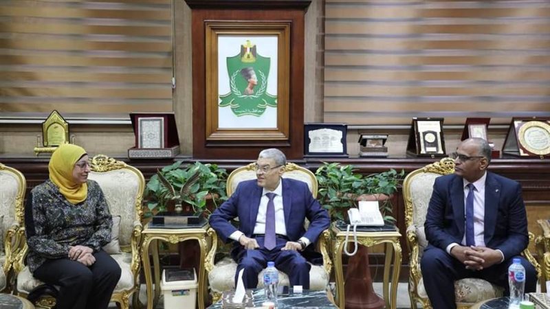 محافظ المنيا خلال