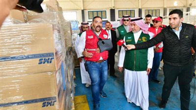 المشرف العام على مركز الملك سلمان للإغاثة يقف على سير وآلية دخول المساعدات الإنسانية السعودية إلى قطاع غزة
