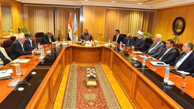 محافظ أسيوط يؤكد توفير الدعم الكامل لرعاية الأطفال المعرضين للخطر خلال اجتماع اللجنة العامة لحماية الطفل