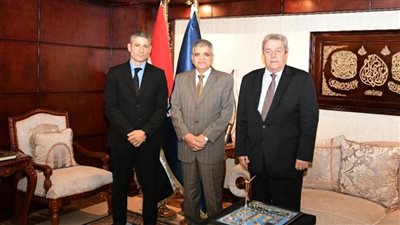 رئيس هيئة قناة السويس يبحث خدمة جمع المخلفات الصلبة والسائلة من السفن العابرة