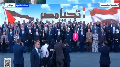 عاجل| الرئيس السيسي يتوسط صورة تذكارية مع المشاركين في فاعلية 