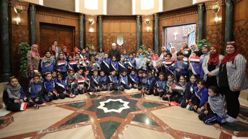 شيخ الأزهر مع الأطفال