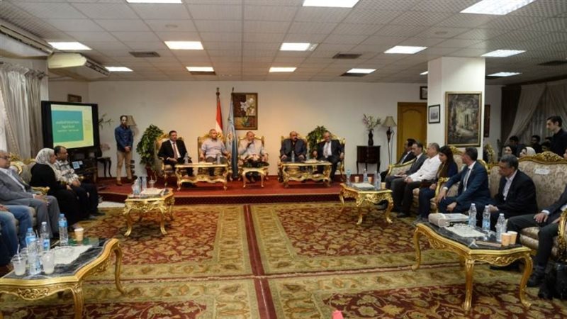 محافظ أسيوط يستقبل