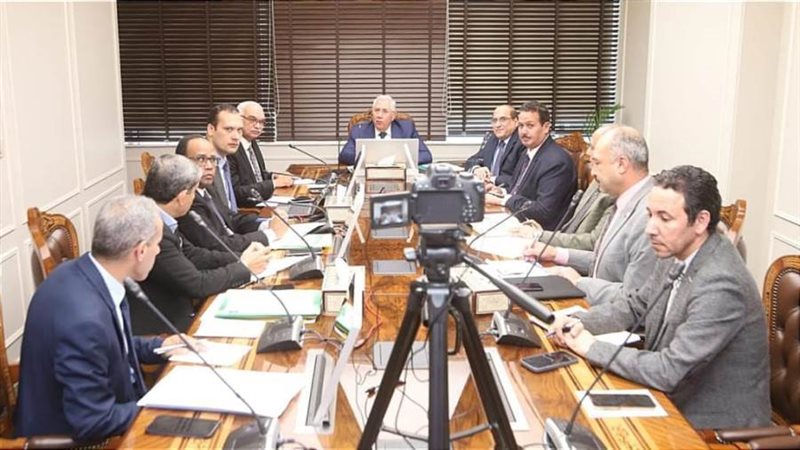 القصير خلال اجتماعه