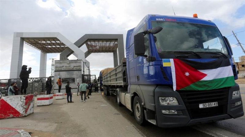 دخول 90 شاحنة مساعدات