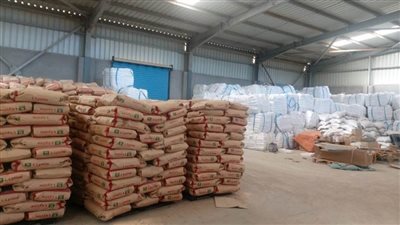 ضبط مصنعين لإنتاج الأعلاف الحيوانية وزيوت السيارات المغشوشة بالجيزة