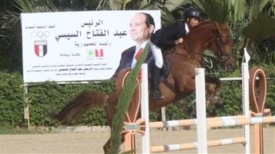 الفرسان المصريون يؤدون التحية للرئيس السيسي على منصات التتويج ببطولة الجائزة الكبرى