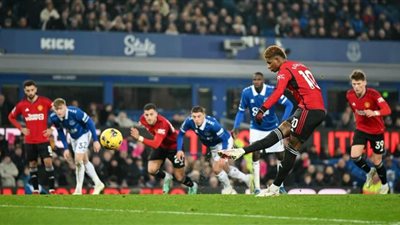 مانشستر يونايتد يفوز على إيفرتون بثلاثية نظيفة في الدوري الإنجليزي