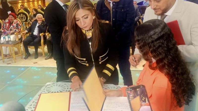 اثناء توقيع المبادرة