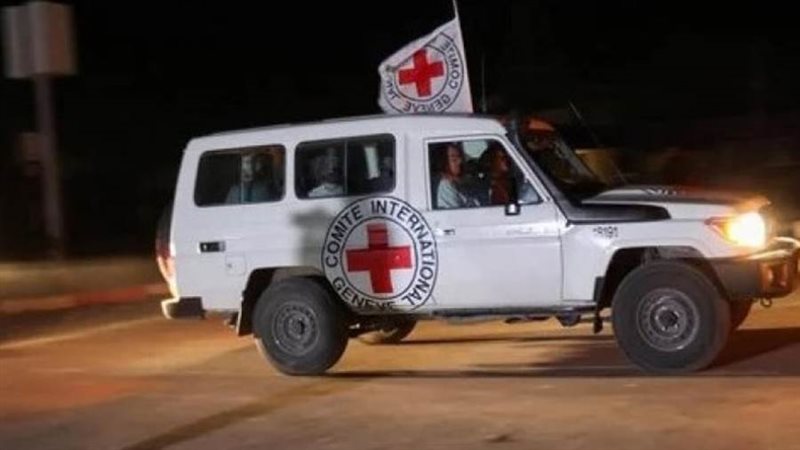 الصليب الأحمر يتسلم