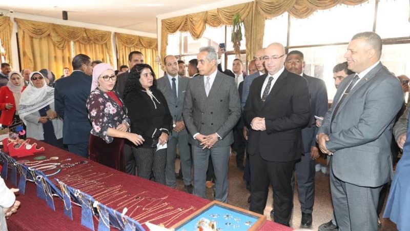 وزير العمل ومحافظ