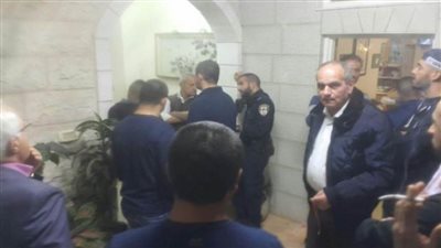 الشرطة الإسرائيلية تقتحم منازل أسر 